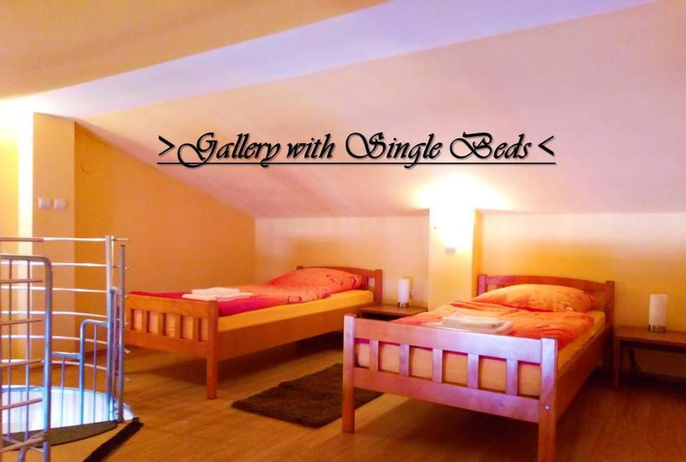 Apartman House White Stone Split *