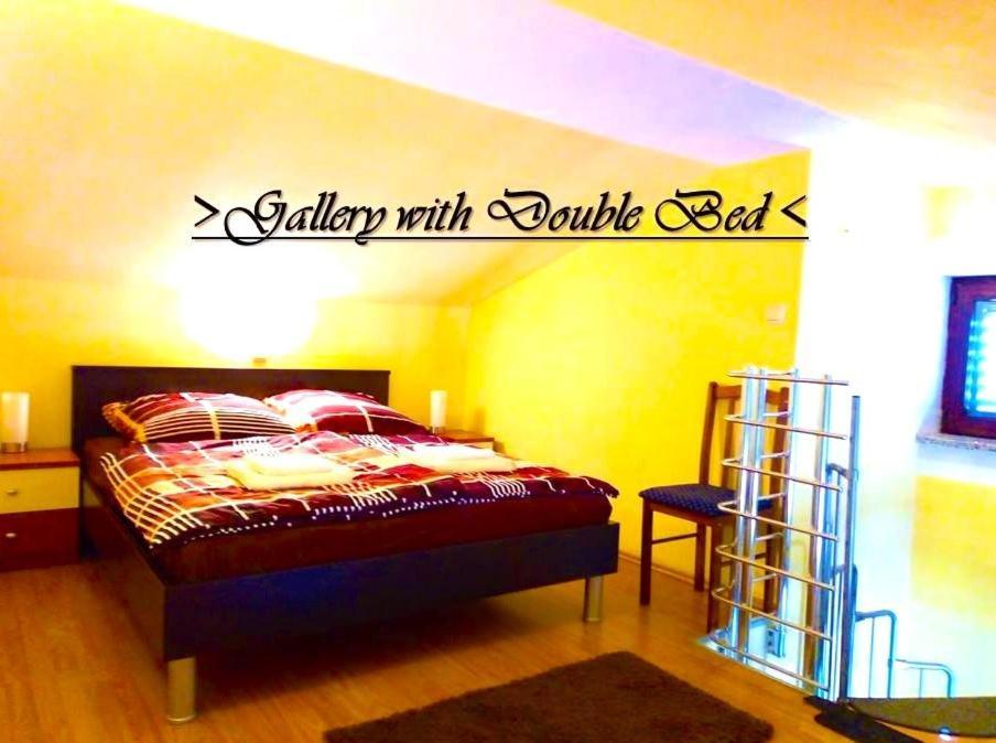 House White Stone Split Apartman *