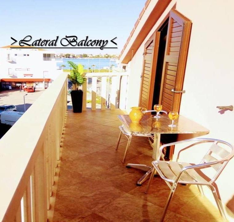 Apartman House White Stone Split