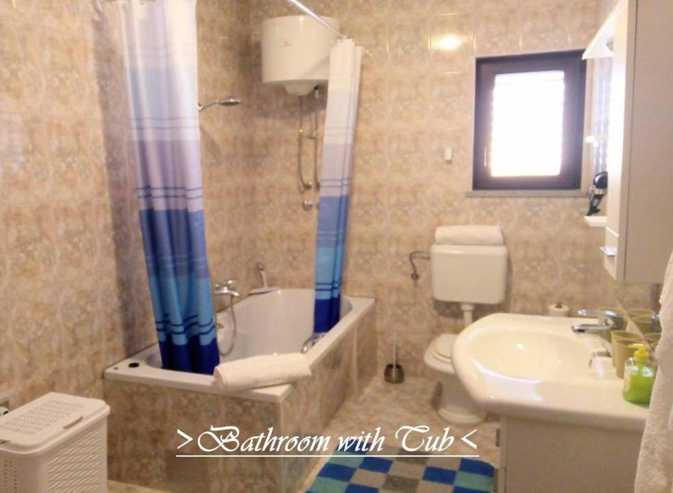 House White Stone Split Apartment *
