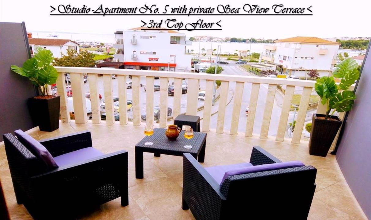 House White Stone Split Apartment *